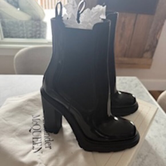 Alexander McQueen Tread Heeled Chelsea Boots Black - Picture 6 of 10